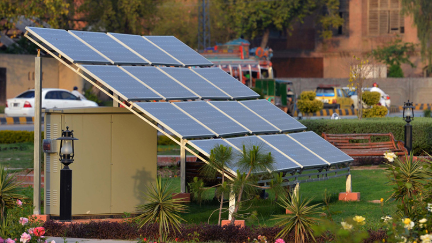 পাকিস্তানের বাসা-বাড়ির ছাদে সৌরপ্যানেল খুবই পরিচিত দৃশ্য। ছবি: ডন