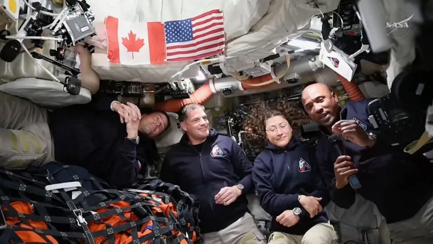 আর্টেমিস-২ নভোচারী ভিক্টর গ্লোভার (ডানে, মাইক্রোফোন হাতে) চাঁদের পথে যাওয়ার সময় ইস্টার উপলক্ষে কথা বলছেন। ছবি: নাসা