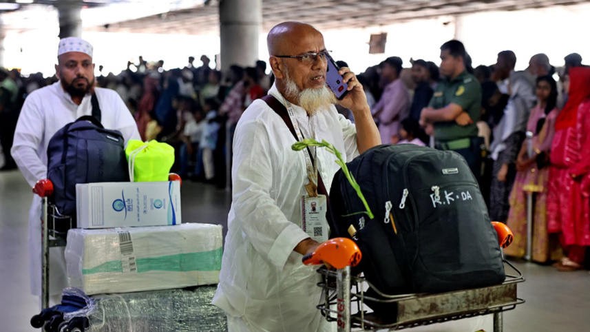 হযরত শাহজালাল আন্তর্জাতিক বিমানবন্দরে ২ বাংলাদেশি হজযাত্রী। ছবি: স্টার
