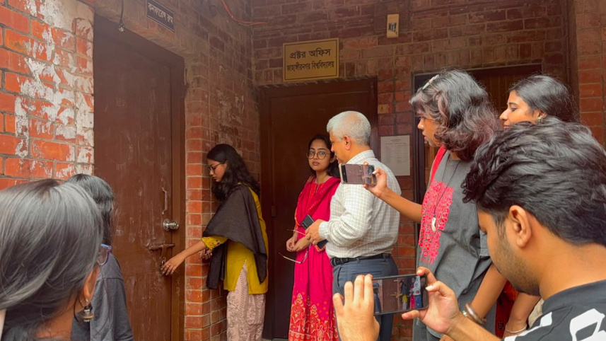 আজ বিকেলে জাহাঙ্গীরনগর বিশ্ববিদ্যালয়ের (জাবি) প্রক্টর অফিসের তালা খুলে দেন শিক্ষার্থীরা। ছবি: স্টার