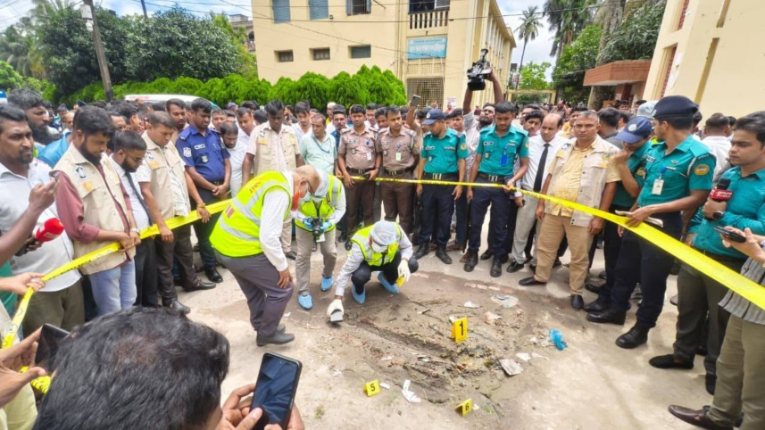 বরিশাল আদালত চত্বরে বিস্ফোরণের ঘটনায় আলামত সংগ্রহ করছে সিআইডি। ছবি: স্টার