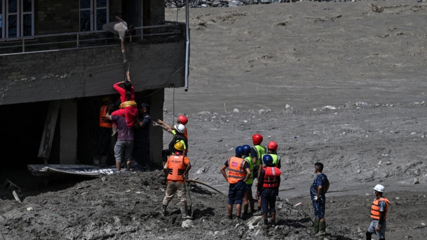 নেপালের নুয়াকোটের ত্রিশূলীতে কাদায় চাপা পড়া একটি বাড়ি থেকে আটকে পড়াদের উদ্ধার করছে পুলিশ। ২৭ আগস্ট, ২০২৬। ছবি: এএফপি