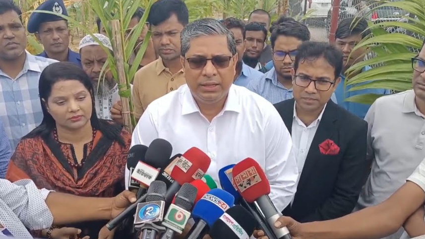 ক্তব্য দিচ্ছেন স্থানীয় সরকার প্রতিমন্ত্রী মীর শাহে আলম। ছবি: স্টার 