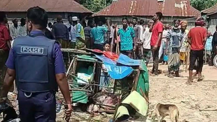 সংঘর্ষে তিনটি দোকান ও একটি অটোরিকশা ভাঙচুর করা হয়েছে। ছবি: স্টার