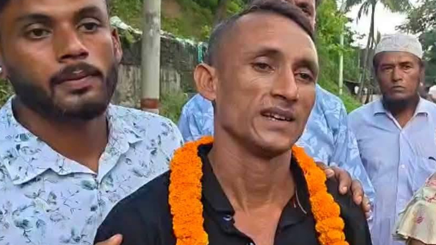 কারাগার থেকে মুক্ত হয়ে সাংবাদিকদের সঙ্গে কথা বলেন সোনা মিয়া। ছবি: স্টার