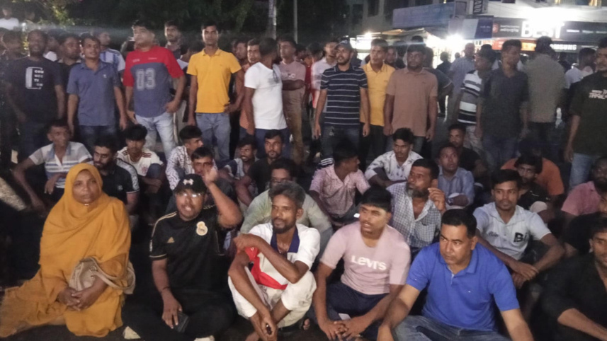 ঈশ্বরদী থানার সামনে বিক্ষোভকারীরা। ছবি: স্টার