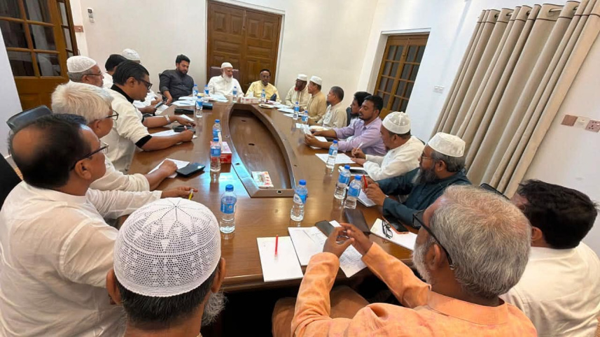 সন্ধ্যায় রাজধানীর মিন্টো রোডে বিরোধীদলীয় নেতা ও বাংলাদেশ জামায়াতে ইসলামীর আমির শফিকুর রহমানের সরকারি বাসভবনে অনুষ্ঠিত ১১ দলীয় ঐক্যের শীর্ষ বৈঠকে এ সিদ্ধান্ত নেওয়া হয়।