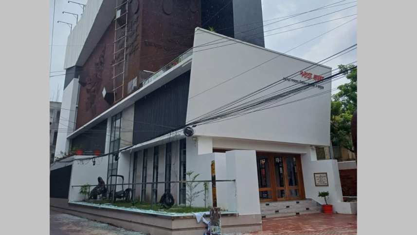 ভাঙচুরের পর গণহত্যা-নির্যাতন আর্কাইভ ও জাদুঘরের বাইরের অবস্থা। ছবি: সংগৃহীত