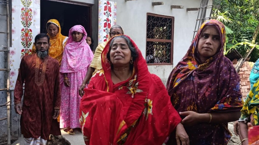 দুই ছেলেকে হারিয়ে শোকে বিহ্বল মা। ছবি: আহমেদ হুমায়ুন কবির তপু/স্টার 
