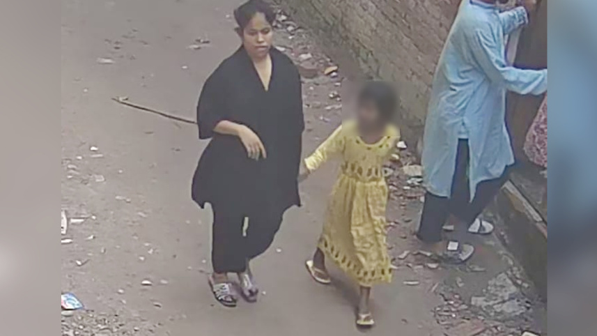  শিশু নুসরাতের হাত ধরে নিয়ে যাচ্ছেন এক তরুণী। ছবি: ভিডিও থেকে নেওয়া