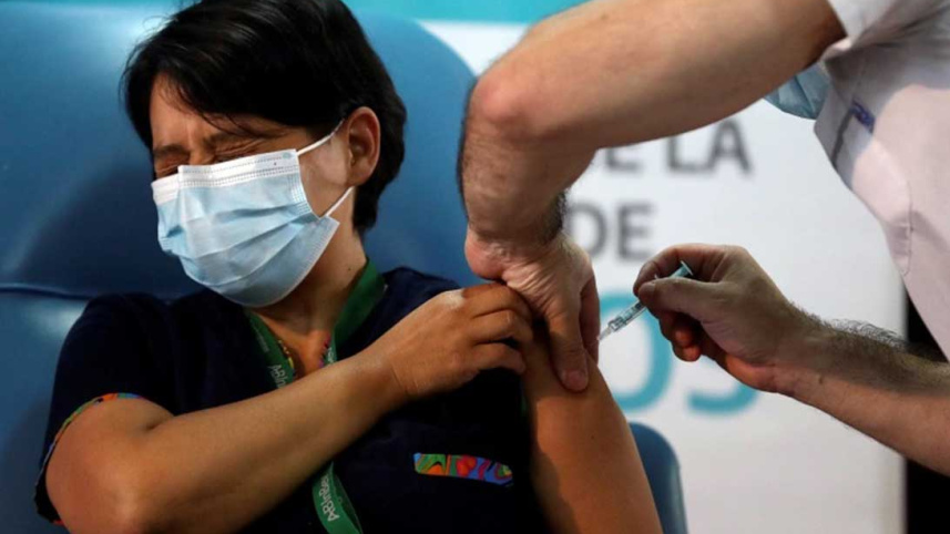 2020-12-29T144515Z_180648896_RC21XK976GPE_RTRMADP_3_HEALTH-CORONAVIRUS-ARGENTINA-VACCINE.jpg