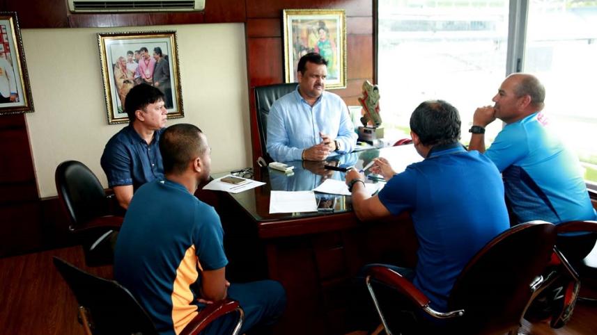 Akram Khan, Shakib Al Hasan, Minhajul Abedin. Habibul bashar, Russell Domingo 