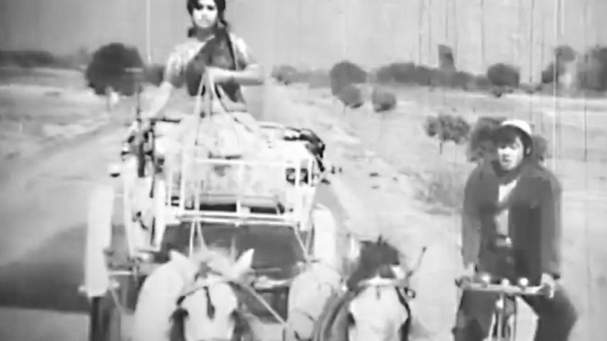 Chumki cholechhe eka pothe