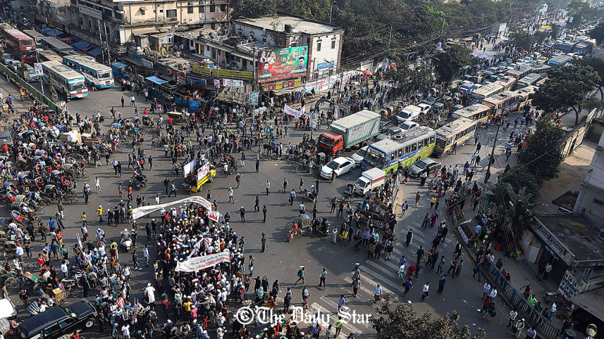 প্রতিষ্ঠাবার্ষিকী উদযাপনে সমবেত ছাত্রলীগ কর্মীদের মিছিল।