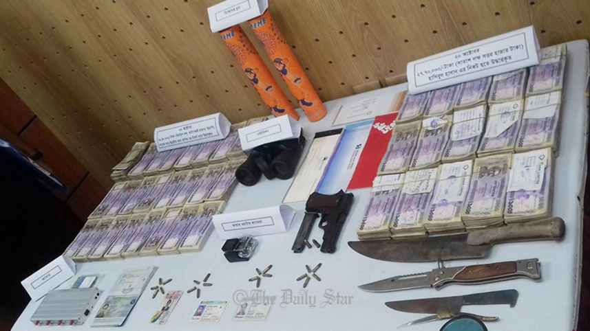 ২১ অক্টোবর অভিযান চালিয়ে ২৭.৭০ লাখ টাকা উদ্ধার করে র‍্যাব। এসময় নব্য জেএমবি প্রধানের ঘনিষ্ঠ দুই সহযোগীকে আটক করা হয়। ছবি: স্টার