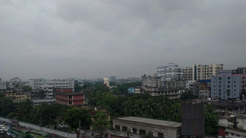 বঙ্গোপসাগরে ঘুর্ণিঝড় কায়ান্টের প্রভাবে দেশের বিভিন্ন স্থানে বৃষ্টি দিয়ে শুরু হয় বৃহস্পতিবার সকাল। আগামীকাল থেকে আবহাওয়ার উন্নতি হতে পারে। ছবি: আবিদা আর চৌধুরী