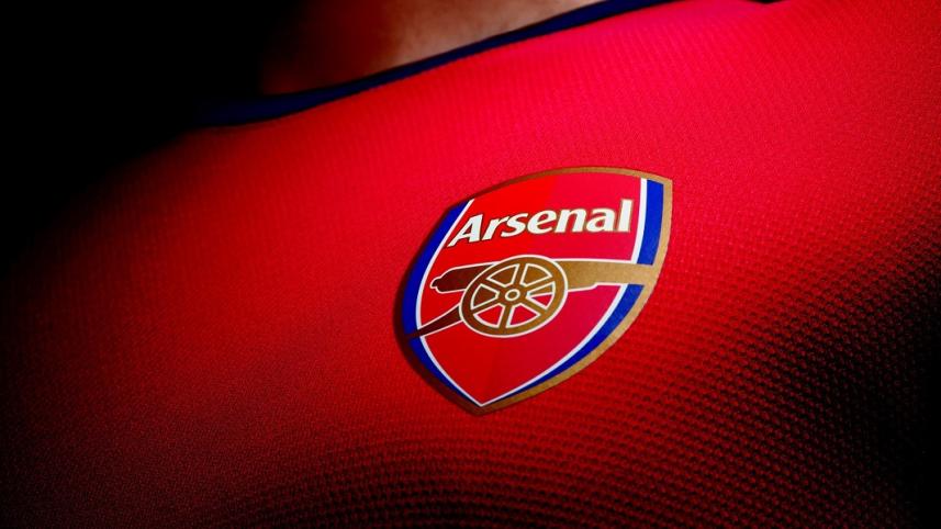 Red-Dark-Background-and-Arsenal-Fc-Football-Club-Logo.jpg