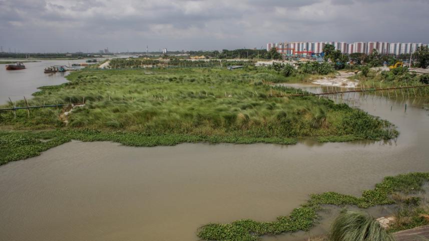 river_grabbing_2.jpg