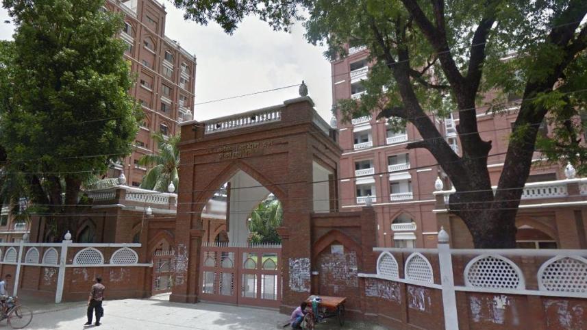 মধ্যরাতে ঢাকা বিশ্ববিদ্যালয়ের ছাত্রীদের হলত্যাগ