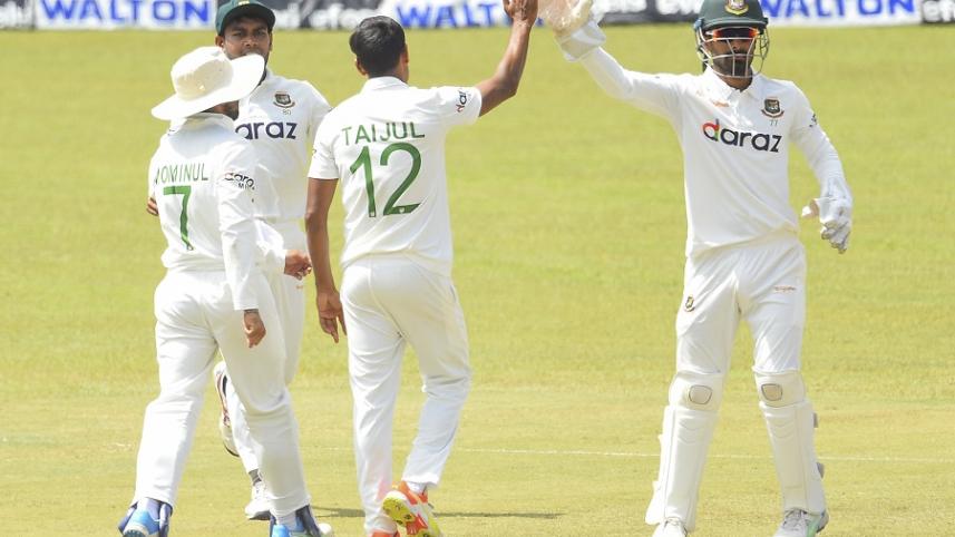 Taijul Islam celebrates with teammates after he dismissed Angelo Mathews .jpg