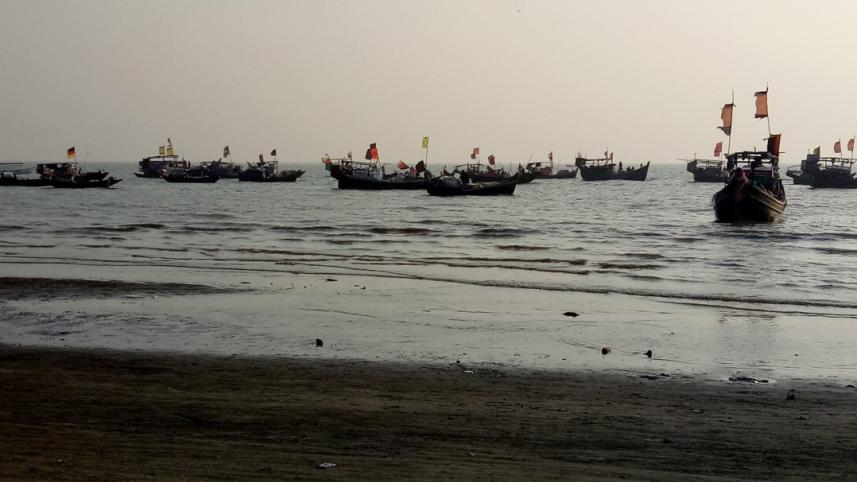 tourists_suffer_kuakata_beach_2.jpg