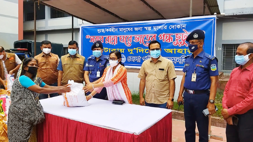 mymensingh_police_serves_food_at_tk_10-02.jpg