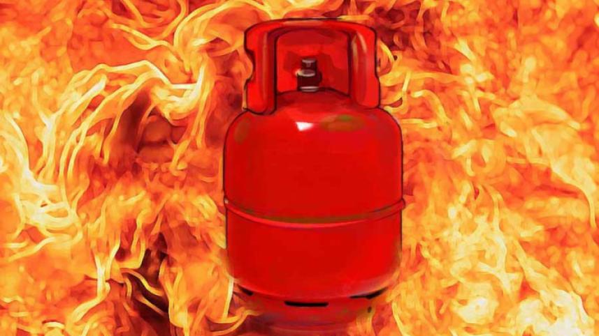রান্নাঘরে সিলিন্ডার থেকে ছড়িয়ে পড়া গ্যাসে আগুন