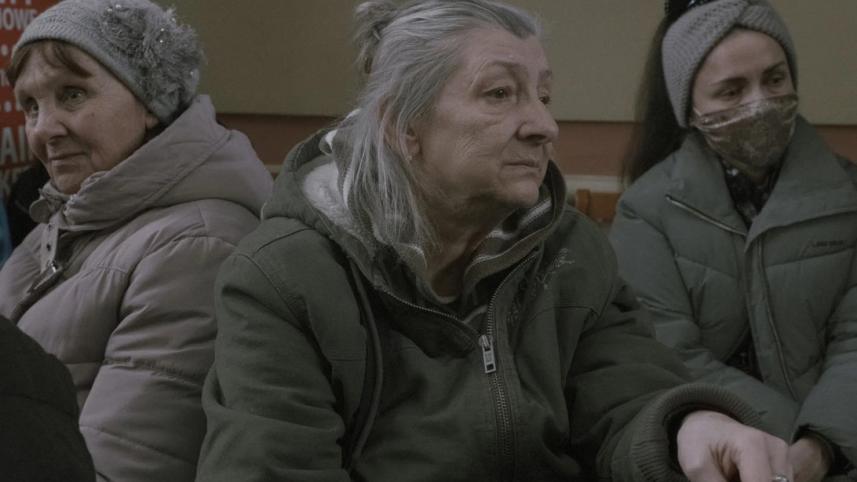 ismail-ferdous-ukraine-old-women-wait.jpg