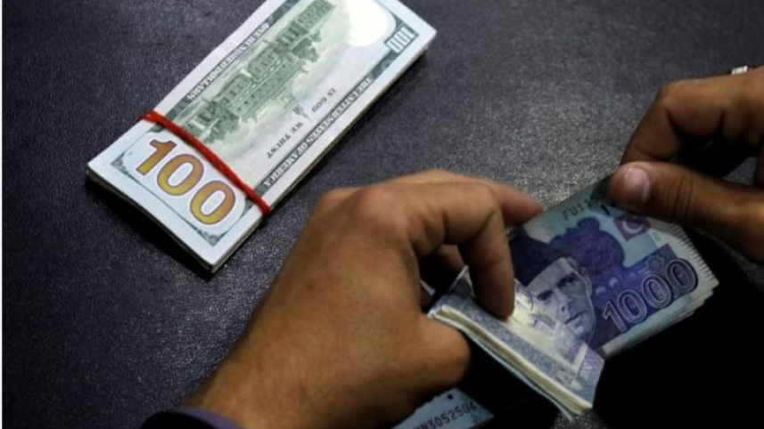 আজ শুক্রবারও মার্কিন ডলারের বিপরীতে পাকিস্তানি মুদ্রা রুপির অবমূল্যায়ন অব্যাহত রয়েছে। প্রতিকী ছবি: রয়টার্স