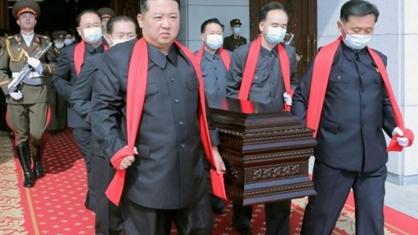 উত্তর কোরিয়ার নেতা কিম জং উনকে এক রাষ্ট্রীয় অন্ত্যেষ্টিক্রিয়ায় মাস্ক ছাড়া দেখা গেছে