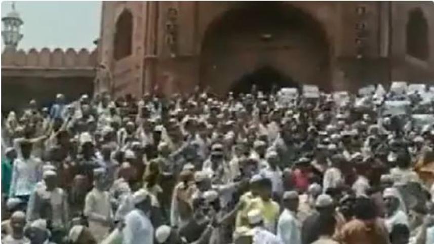 দিল্লির জামা মসজিদের বাইরে জুমার নামাজের পর অসংখ্য মানুষ প্রতিবাদে ফেটে পড়েন