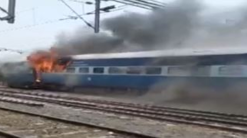 বিক্ষোভকারীরা লাঠি হাতে একটি আন্তঃনগর রেলগাড়ির কাঁচের জানালা ভাঙতে শুরু করেন এবং একটি কোচে আগুন ধরিয়ে দেন