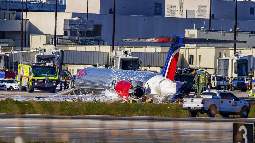 উড়োজাহাজের আশেপাশের জায়গাটি সার্ভিস কর্মীদের নিক্ষেপ করা সাদা অগ্নিনির্বাপক কেমিকেলে ভরে যায় 