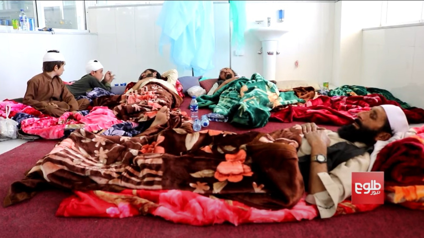 এয়ারপোর্টের ভেতরে আহতদের চিকিৎসা দেওয়া হচ্ছে। ছবি: আফগান টিভি থেকে নেওয়া স্ক্রিণশট