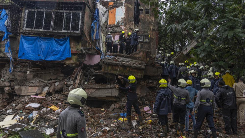 মুম্বাইয়ে জরাজীর্ণ দালান ধসে ৩ জন নিহত হন। ছবি: এপি