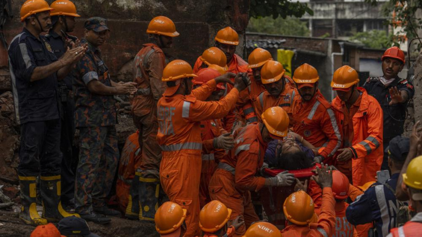 ধসে পড়া দালান থেকে একজনকে জীবিত উদ্ধারের পর উদ্ধারকর্মীরা হাততালি দিয়ে উল্লাস প্রকাশ করছেন