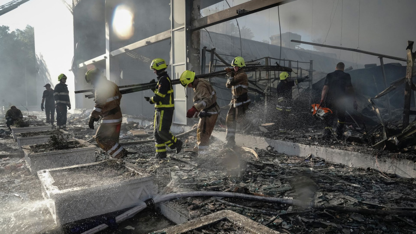 দমকল বাহিনী ও সেনাবাহিনীর সদস্যরা শপিং মলের ধ্বংস্তুপ থেকে আহতদের উদ্ধার কার্যক্রম পরিচালণা করছে। 