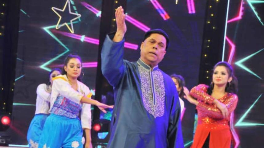 গত ঈদুল ফিতরেও এটিএন মাহফুজুর রহমানের হারিকেন হাতে সঙ্গীত পরিবেশনা চায়ের কাপে ঝড় তুলেছিল। ছবি: সংগৃহীত