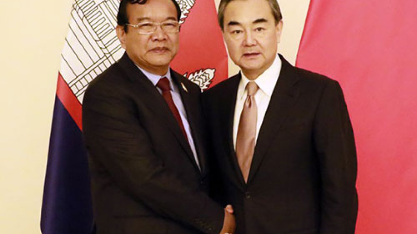 চীনের রাষ্ট্রীয় উপদেষ্টা ও পররাষ্ট্রমন্ত্রী ওয়াং ই এবং কম্বোডিয়ার উপ-প্রধানমন্ত্রী ও পররাষ্ট্রমন্ত্রী প্রাক সোখোন