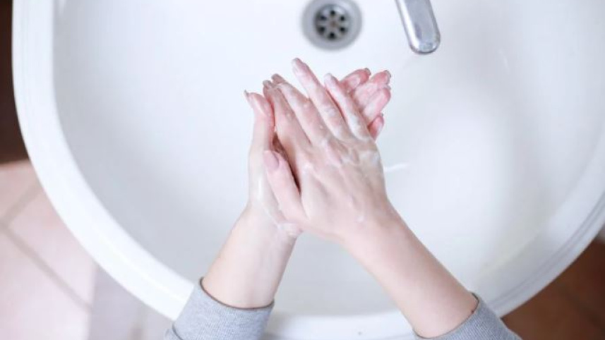 এই ঈদে কাজের চাপ বেশি থাকায় হাতের যত্ন নেওয়ার বিষয়টি অন্য যেকোনো সময়ের চেয়ে বেশি গুরুত্বপূর্ণ। 