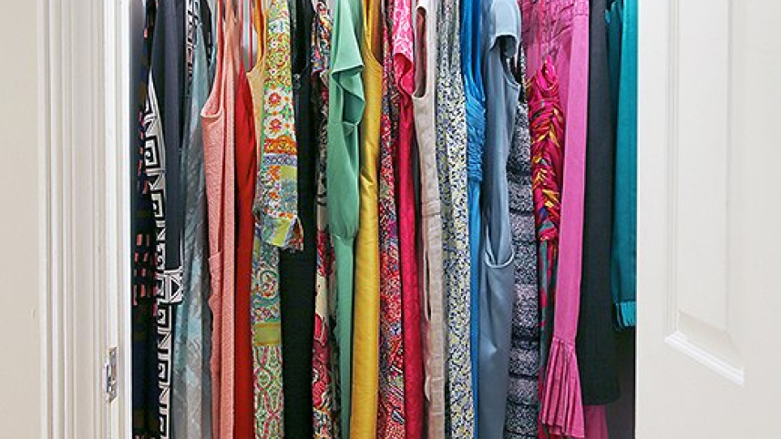 অনেক পোশাক আছে যেগুলো ঝুলিয়ে না রাখলে সেগুলোর ভাঁজ নষ্ট হয়ে যায়। ছবি: সংগৃহীত