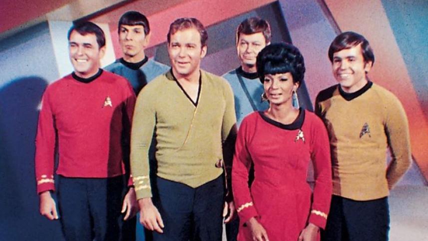 স্টার ট্রেকের অন্যান্য অভিনেতাদের সঙ্গে নিশেল নিকোলস। ছবি: সংগৃহীত