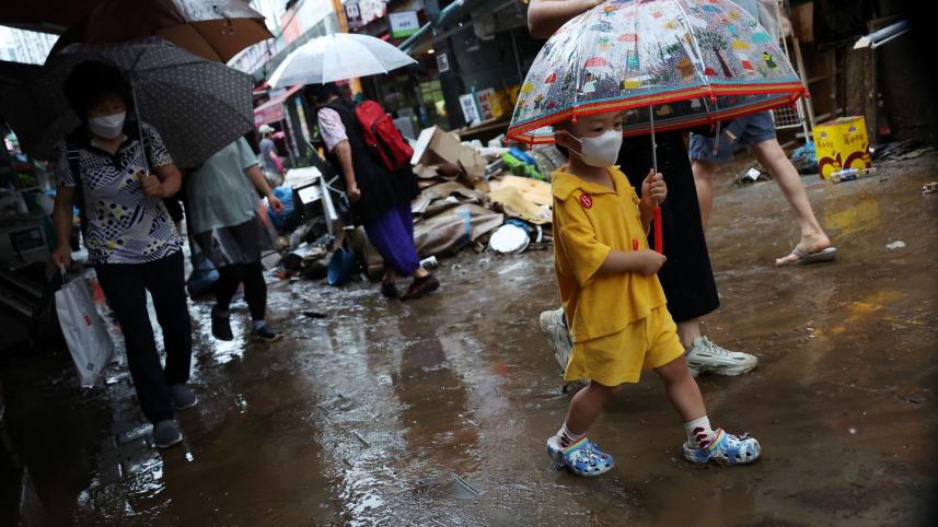 সিউলের এই বাজারটি পানিতে ডুবে গেছিল। ছবি: রয়টার্স