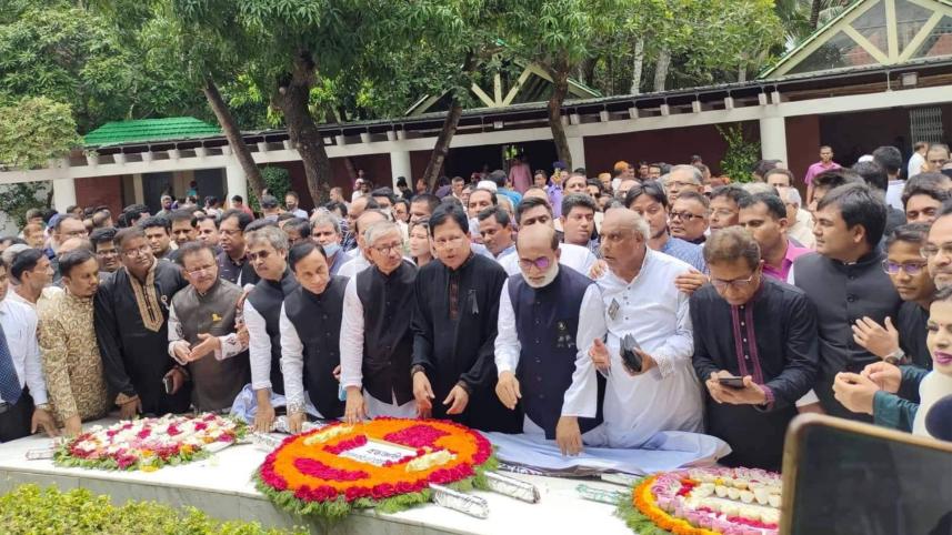 বঙ্গবন্ধুর সমাধিতে ফুল দিয়ে শ্রদ্ধা জানিয়েছেন ২০০০ আইনজীবী