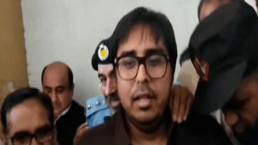 আদালতের বাইরে গণমাধ্যমের সঙ্গে কথা বলছেন শাহবাজ গিল। ছবি: ডন 