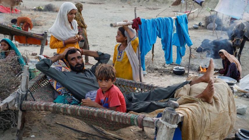 পাকিস্তানের বন্যায় বাস্তুচ্যুত পরিবারগুলো খোলা আকাশের নিচে মানবেতর জীবন যাপন করছে। ছবি: রয়টার্স