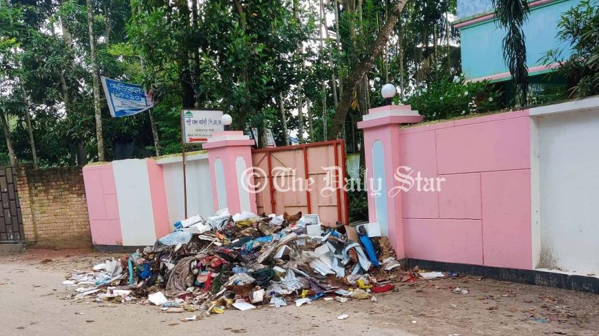 গেটের সামনে ময়লা