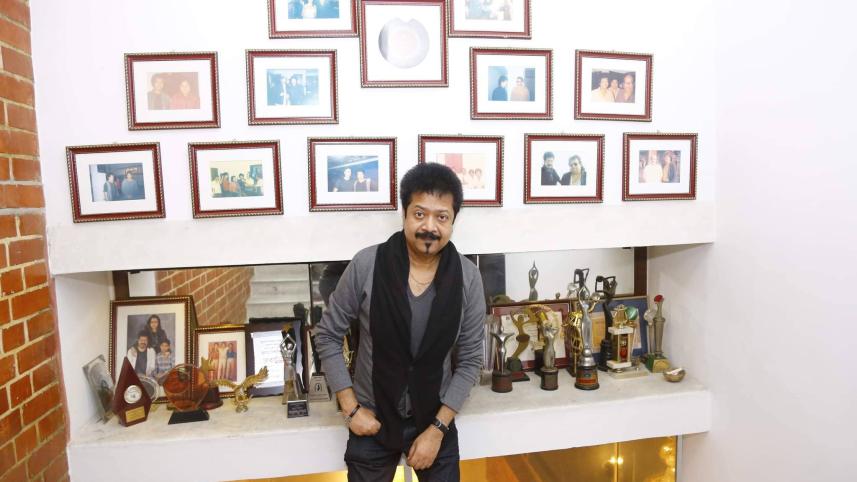 নিজের বাসায় কুমার বিশ্বজিৎ। ফাইল ছবি: স্টার  