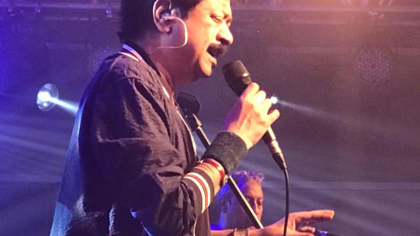 বনানী ক্লাবে সঙ্গীত পরিবেশন করছেন কুমার বিশ্বজিৎ। ছবি: ফেসবুক পেজ থেকে সংগৃহীত 