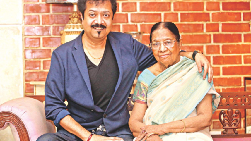 মায়ের সঙ্গে কুমার বিশ্বজিৎ। স্টার ফাইল ছবি 